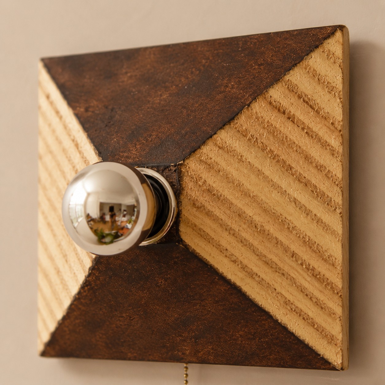 Geometric Resin Wall Light With Metal Pull Chain